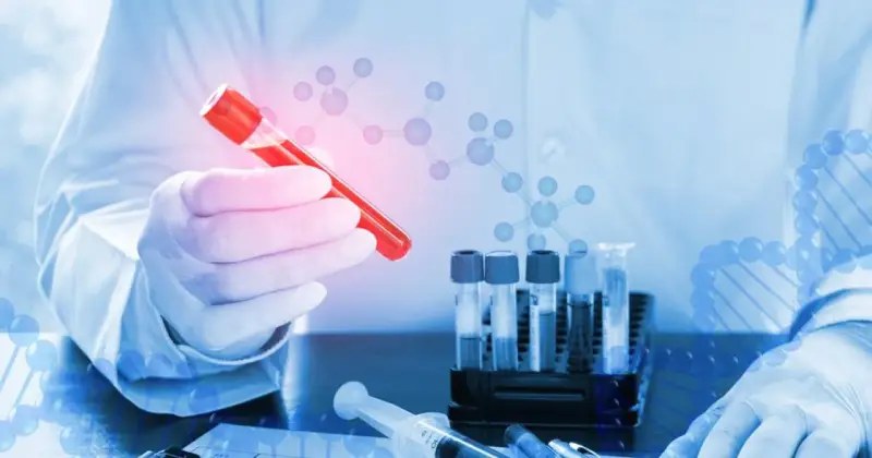 Badacz analizuje prÃ³bkÄ krwi, badajÄc, czy cynamon obniÅ¼a cukier. W tle widoczne sÄ molekularne struktury i DNA.